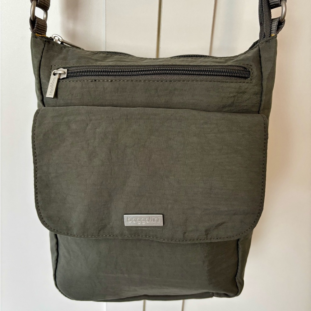 Baggallini Gray Medium Crossbody Shoulder Bag EUC